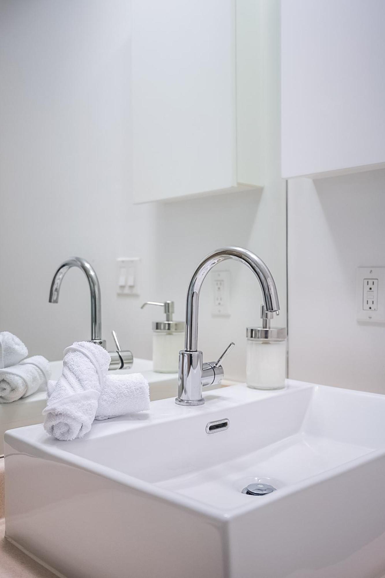Rivetstays - The Neptune Toronto Esterno foto
